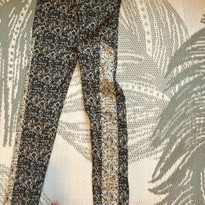 Parker pants with stretch black and white size 6 ,length 37”, inseam 10”